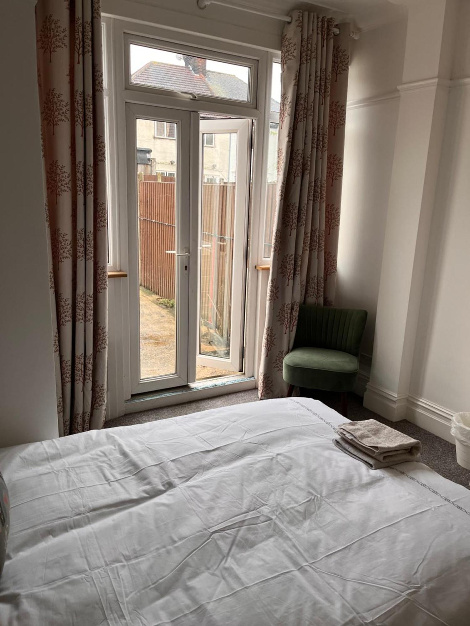 Home From Home Cosy B&B Лондон Екстериор снимка